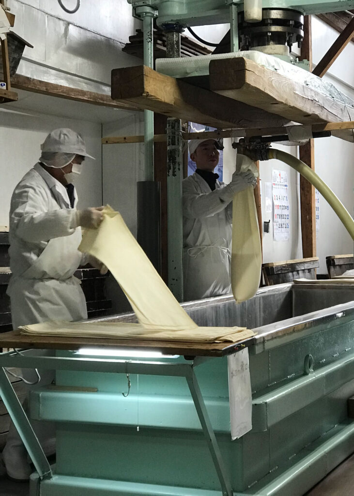 古式槽しぼり 酒袋に醪を詰める