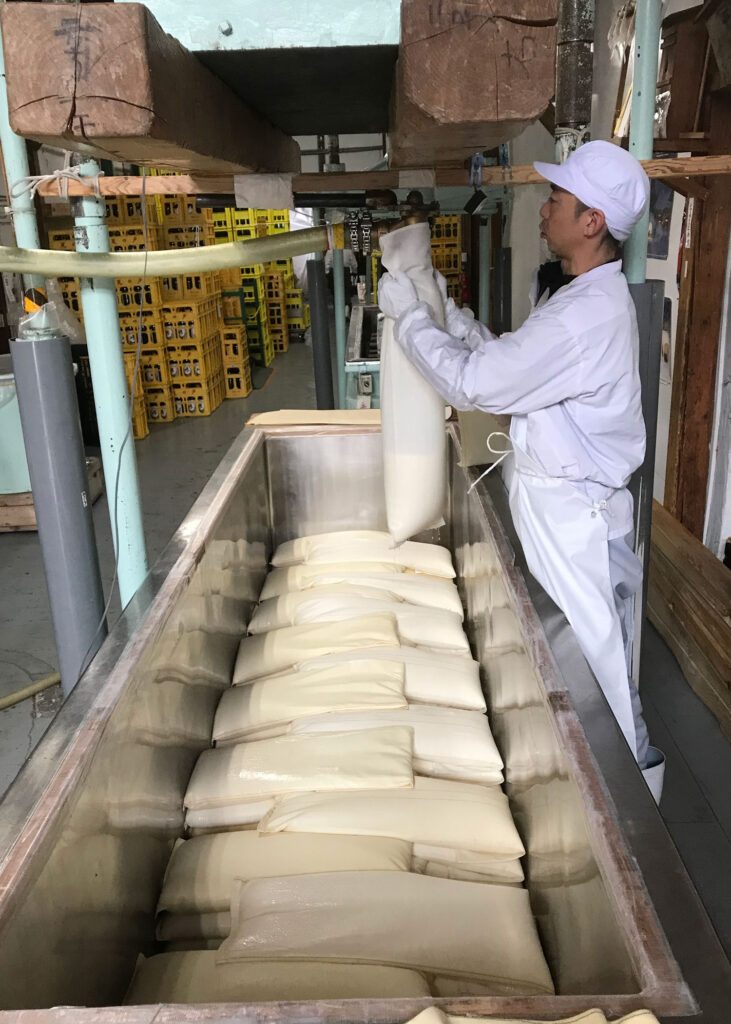 古式槽しぼり 酒袋を槽に並べる